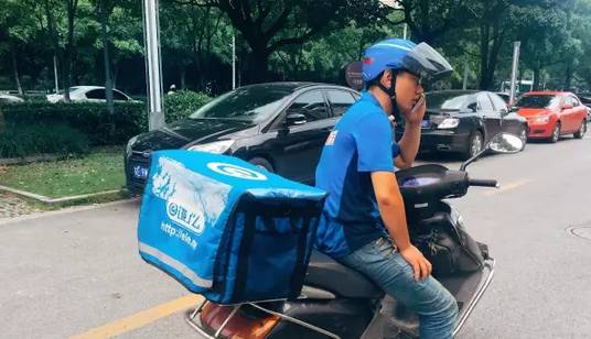 这个外卖小哥谁认识?只因为他说了一句话,瞬间