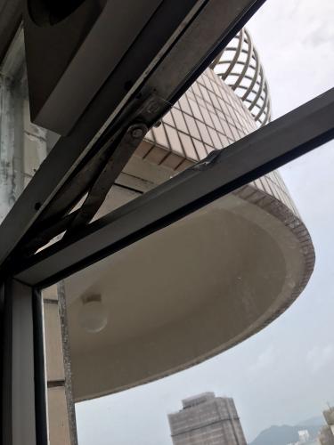 窗户上方位置的拉钉已脱落(箭嘴示),窗户有堕街危险。图片来源:香港《大公报》。 台风接连来袭 香港维修、验窗求助个案飙升三倍