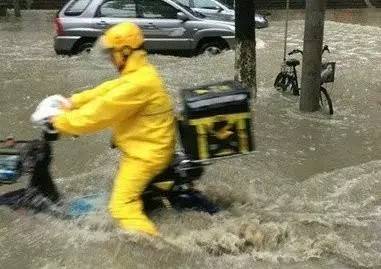 这个外卖小哥谁认识?只因为他说了一句话,瞬间