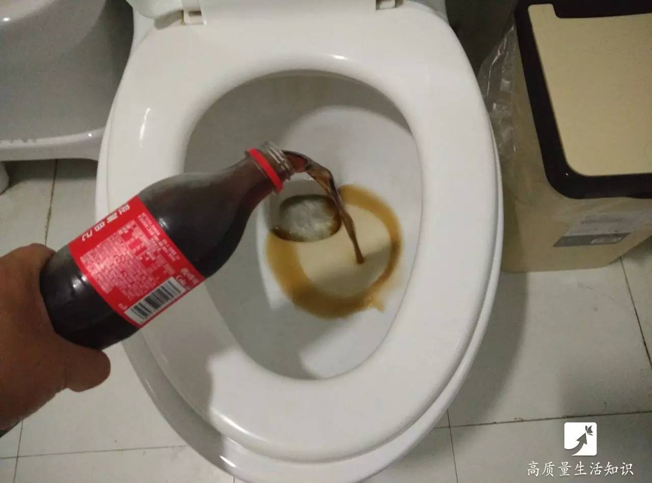 把可乐倒入马桶