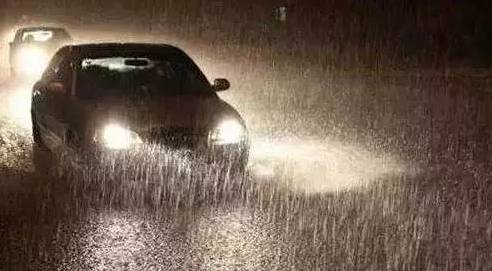 雨天开车,要怎么防止“出轨”?
