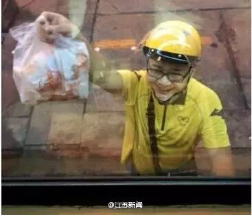 这个外卖小哥谁认识?只因为他说了一句话,瞬间
