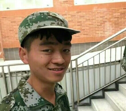 新生神似王宝强 军训身着迷彩装连牙齿都一模