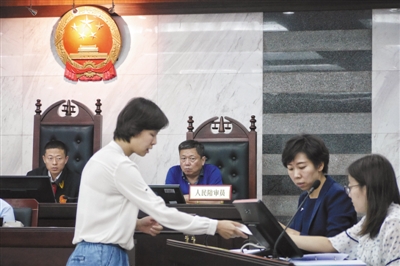 昨日,大兴区法院,原、被告双方交换证据。特斯拉公司因新车不能上北京新能源汽车牌照成被告。新京报记者 王嘉宁 摄