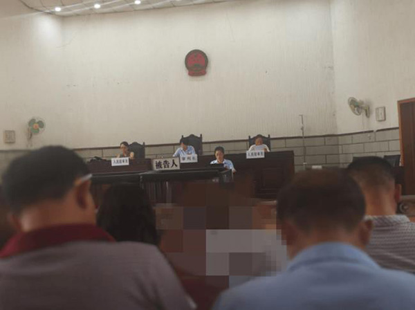 湖北蕲春校车驾驶员长期超员接送学生,因危险