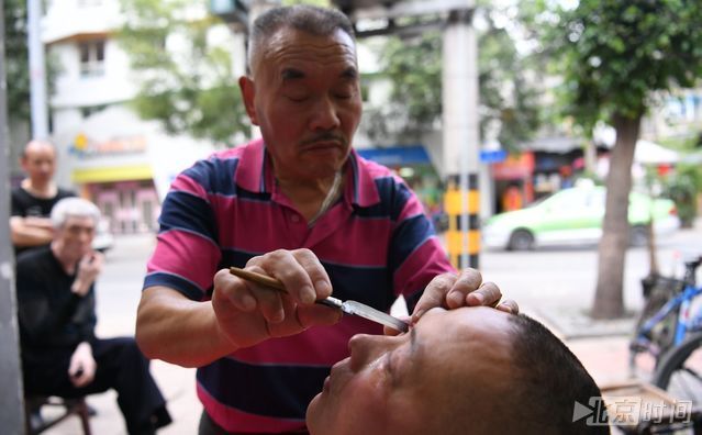 六旬老人用刀片给人洗眼睛 称40年没出过差错