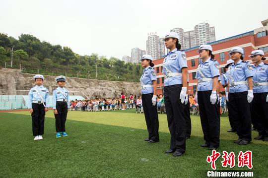 湖北宜昌交警直播警花进校园 寓教于乐话安全