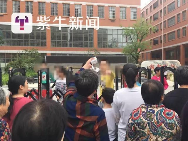 [很多家长是中午来送饭给孩子的]