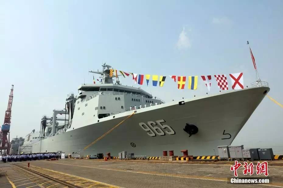 ▲9月1日，海军新型综合补给舰首舰“呼伦湖舰”入列命名授旗仪式在广州广船国际有限公司举行。