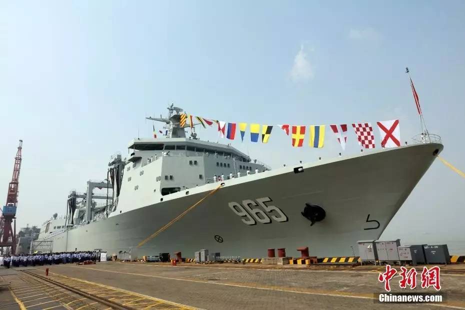 ▲9月1日,海军新型综合补给舰首舰“呼伦湖舰”入列命名授旗仪式在广州广船国际有限公司举行。