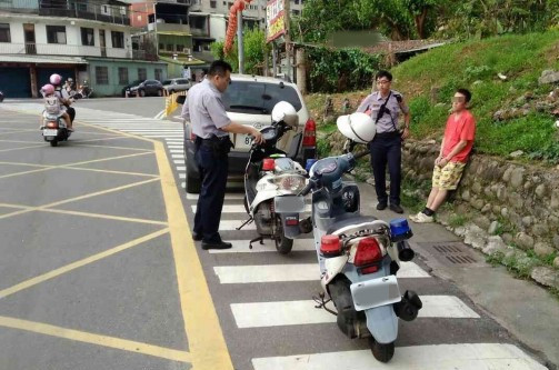 蔡姓男子(右)遭警方当场逮捕(图片来源:台媒)
