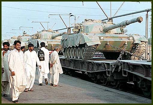 图片：待交付的85-IIAP主战坦克通过铁路运输运往巴基斯坦，能够有力应对印度T-72。