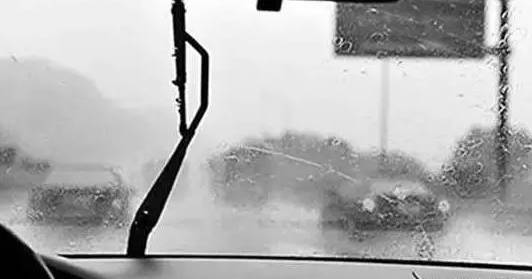 雨天开车,要怎么防止“出轨”?