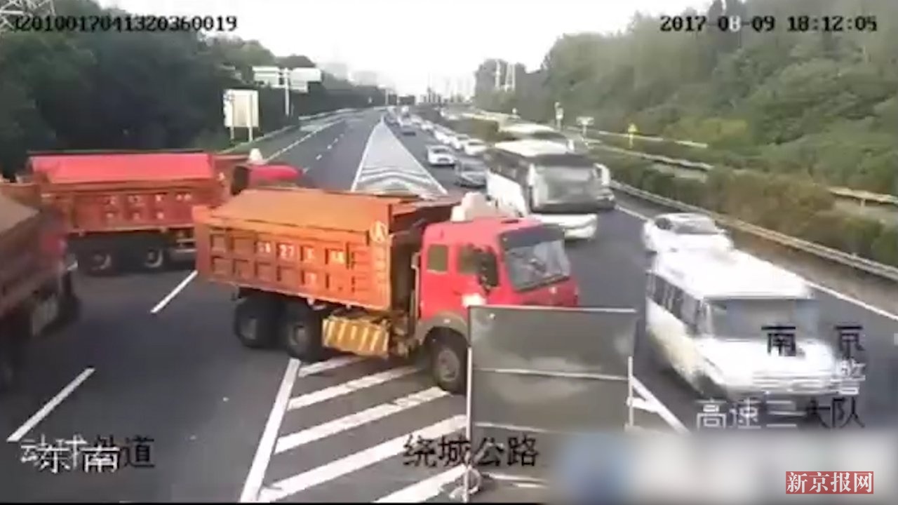 实拍:高速路上12辆货车集体逆行 车队队长