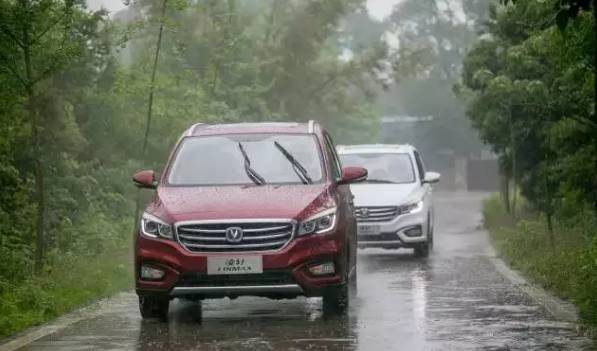 雨天开车，要怎么防止“出轨”？