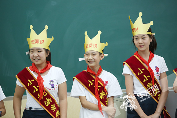 开学第一课税法进课堂 学生们走进办税厅变身