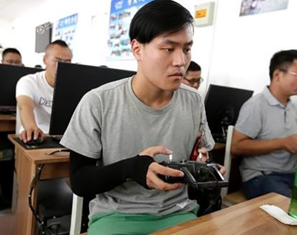 走进无人机培训学校:室内打游戏,室外考驾照