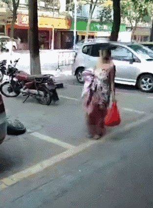 但女子产后神态悠闲,似乎什么事都没发生过,左手提着刚买来的菜,右手