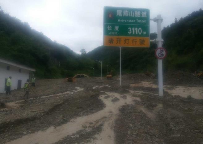 贵州持续暴雨引发泥石流 部分高速路被埋中断