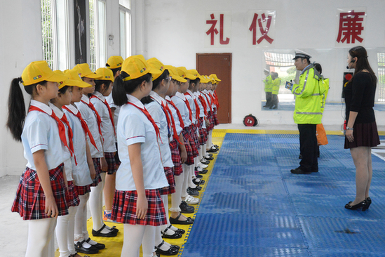 长寿交巡警利用直播平台共话学生交通安全|交