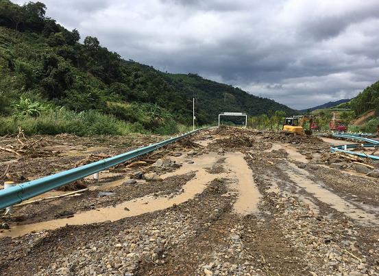 贵州持续暴雨引发泥石流 部分高速路被埋中断