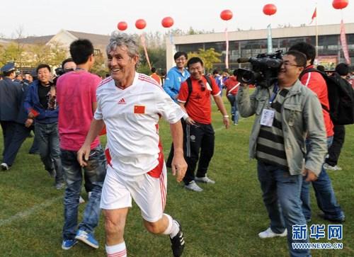 米卢率国足圆梦五里河。新华社记者 李钢 摄 国足11次冲击世界杯回眸:五里河圆梦 金州悲情