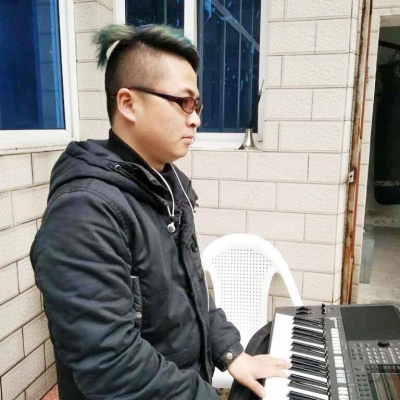 小伙失明后追求音乐从未放弃 恋爱故事谱成歌