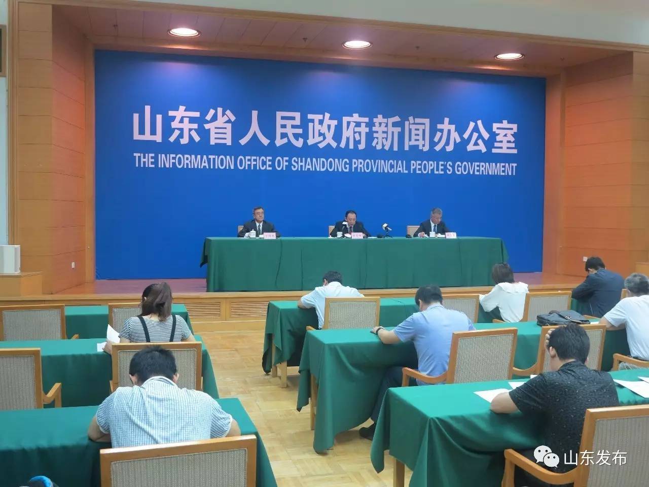历年建筑业从业人口_2020年建筑业发展统计分析!从业人数持续减少,建企数量大(2)