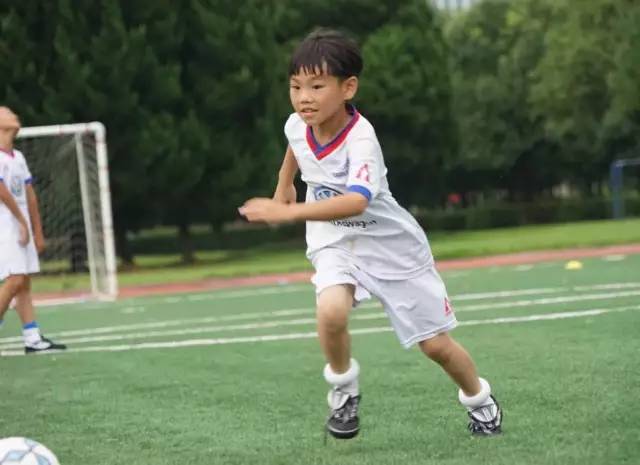 国足2:1卡塔尔,以胜利告别世界杯!有宁波这群足