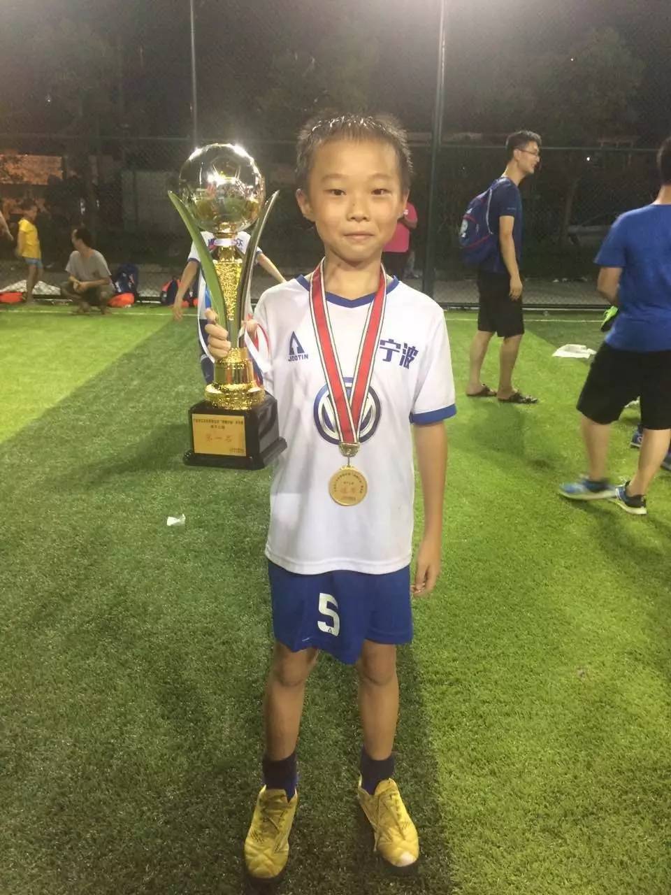 国足2:1卡塔尔,以胜利告别世界杯!有宁波这群足