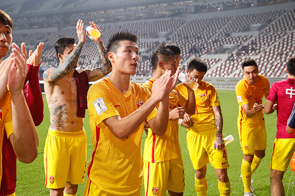 特写|国足告别之夜:更衣室里眼泪在飞,下一个四