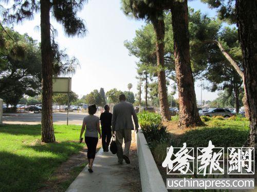 豪尔的父亲和一名女性亲属在辩护律师的陪同下离开波莫纳高等法院。（美国《侨报》记者翁羽摄）
