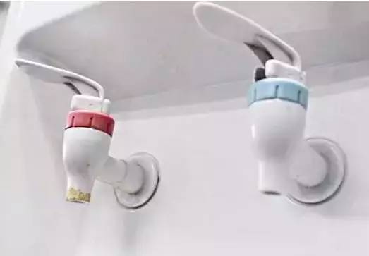 除垢小窍门 及时清理水龙头和水槽。如果接水时杯中的牛奶、咖啡等接触到水龙头,应及时用清水冲洗并擦干;水槽中不应有茶叶等异物,出现污渍时应取下清洗。 2~3个月清洗一次水桶接槽处。有时桶装水看起来空了,但水桶接槽处还有积水,和空气接触后会加快细菌繁殖;如果换水时发现接槽内有白色或黄色的水垢,应及时清洗。 (来源:天天生活小妙招)