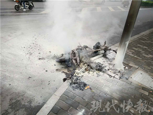路边电瓶车突然自燃,十分钟烧成渣|电瓶车|电瓶