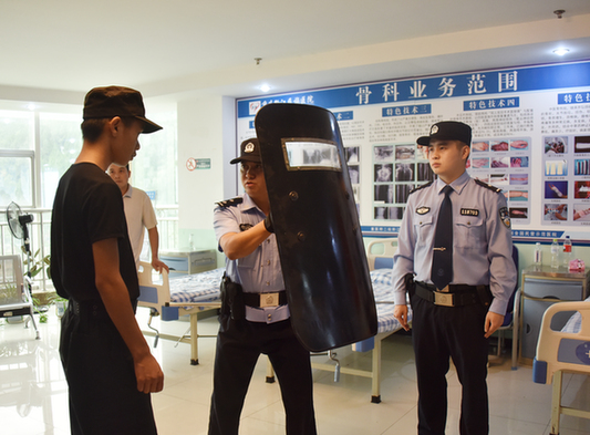 黔江社区民警上门服务指导企业内部安保工作|