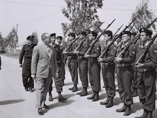 图片：1957年身为国防部长的皮埃尔·比洛特在检阅部队。