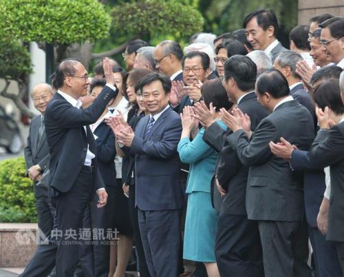 台湾当局行政机构负责人林全(前左一)7日主持任内最后一次行政机构全会后,在大门口和各部门负责人合影挥手致意。图片来源:“中央社” 记者谢佳璋摄