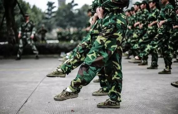 军训叠被子用 神器 ,那军训的意义在哪?