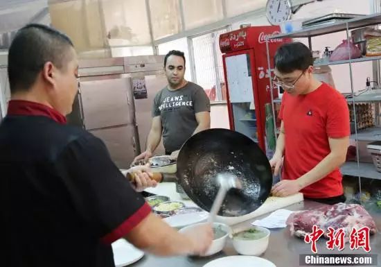 80后帅小伙闯荡非洲 做川菜月入10万 网友:非洲