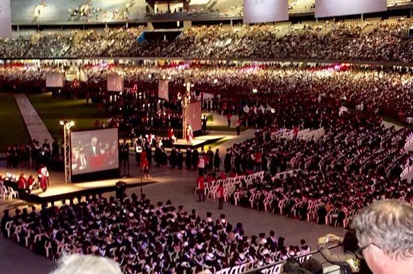 句戳心!全家卖房子,花200万去留学,回国工作被