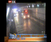 暖心!湖北一救护车被堵隧道内 上百社会车辆让行获点赞