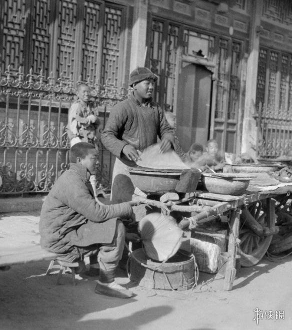 这是一组有“味道”的老照片 让人看饿了的街头小吃!