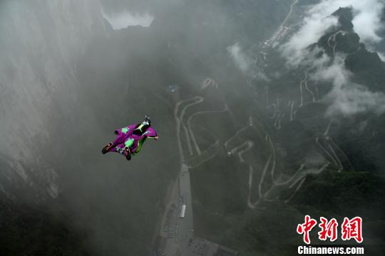 天门山翼装飞行：安安为什么没有打开降落伞？...