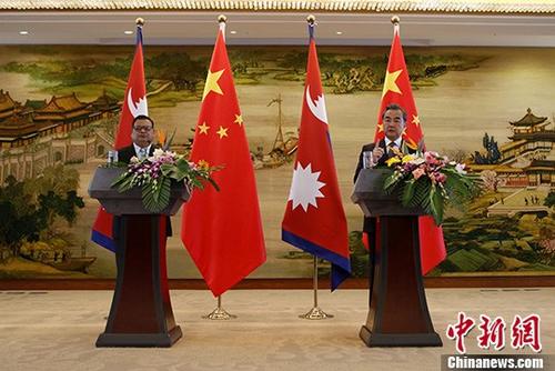 9月7日,中国外交部长王毅(右)在北京同尼泊尔副总理兼外长马哈拉会谈后共见记者。 <a target=\'_blank\' href=\'http://www.chinanews.com/\'>中新社</a>记者 李慧思 摄