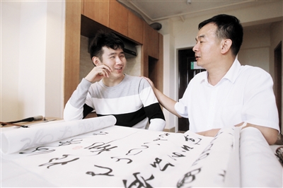 靠读唇语学书法考上川美 程功读重庆话能成功