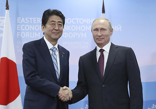 9月7日，日本首相安倍晋三在俄罗斯远东城市符拉迪沃斯托克与俄总统普京举行了会谈。  东方IC 图