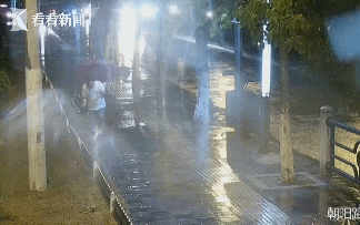 视频|老人雨中突然晕倒 小男孩和市民为其撑伞守护至救护车到来