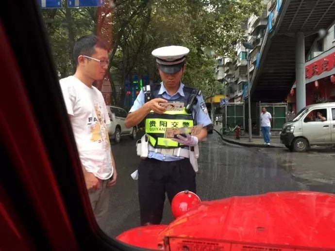 方向盘在右边?!贵阳夫妇开车出门被交警拦,一