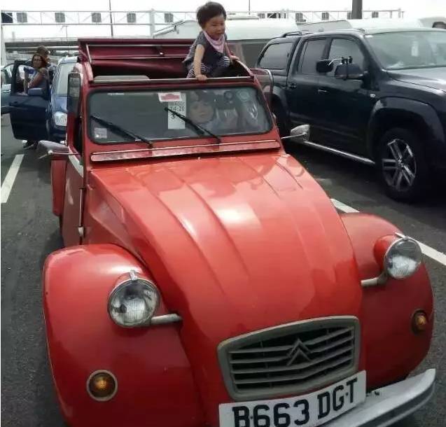 方向盘在右边?!贵阳夫妇开车出门被交警拦,一