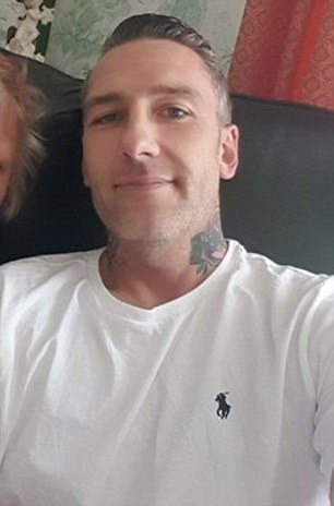 英女孩发图嘲笑建筑工人学历低引网友公愤|莫